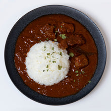 画像をギャラリービューアに読み込む, 奄美大島 宇検村発!奄美のリュウキュウイノシシを使った極上イノシシスパイスカレー!【2個セット♪】『高級』黒のシリーズ!